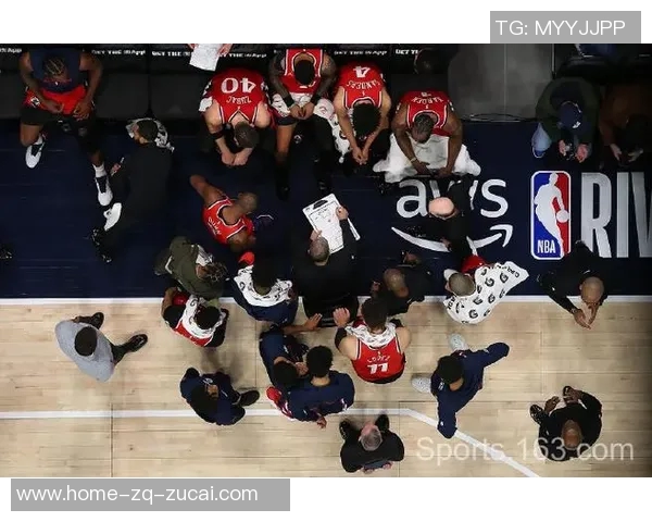 快船与爵士激战正酣赛季对决引发球迷热议与期待